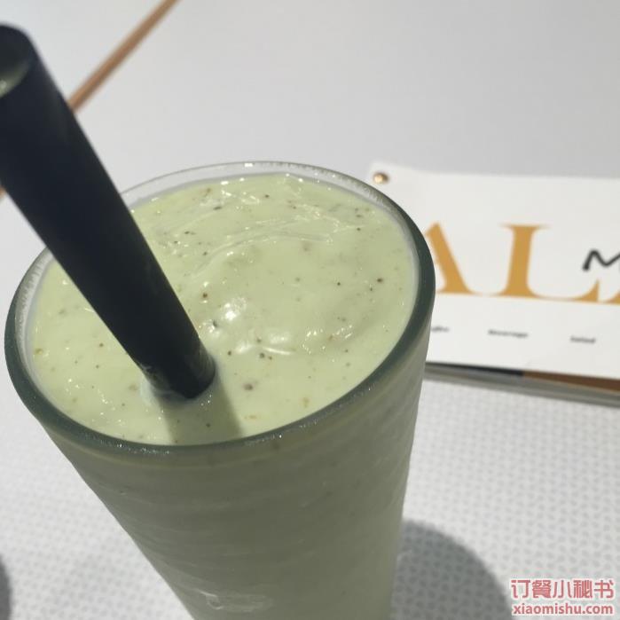 椰枣牛油果冰沙
