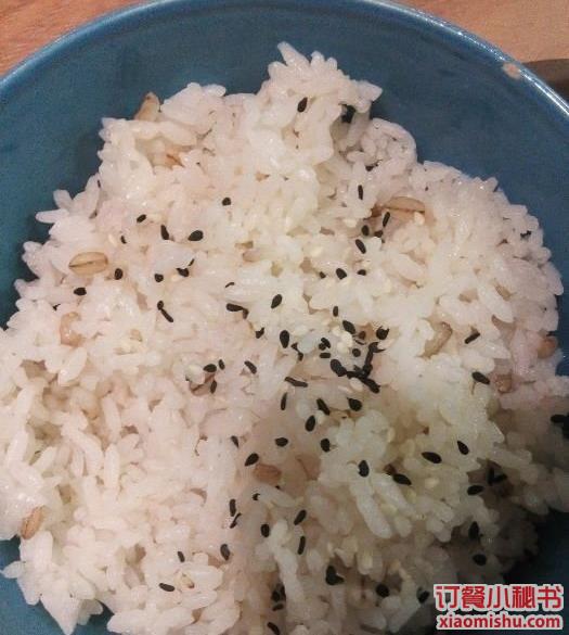 芝麻麦仁米饭